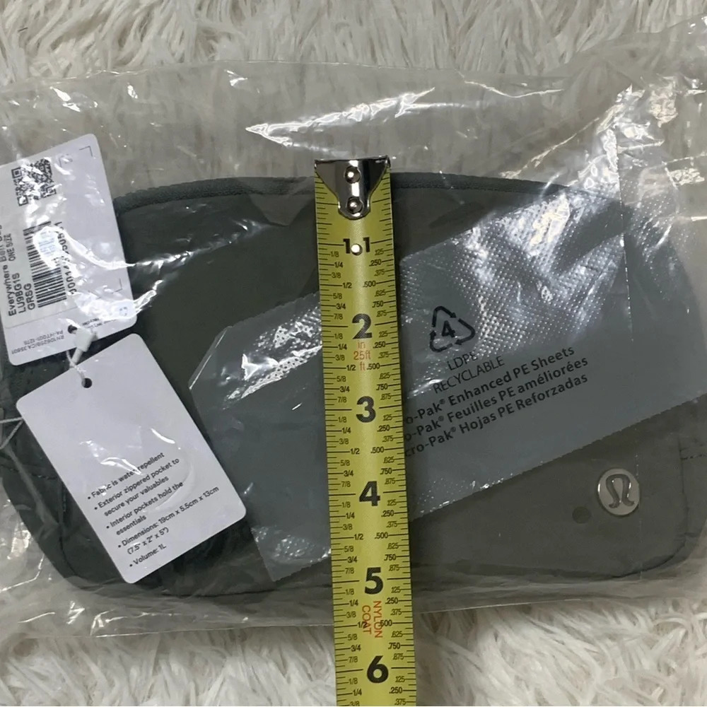 Lululemon Athletica Everywhere belt bag 1L, Grey Sage, SOLD OUT ONLINE - Picture 8 of 13